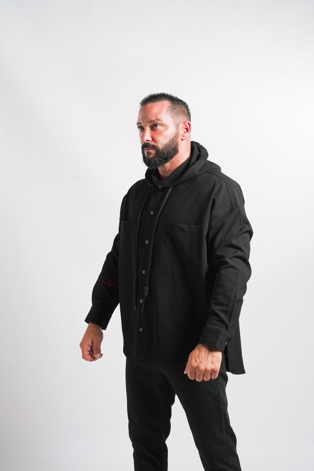 Veste Noire à Capuche Sculptée