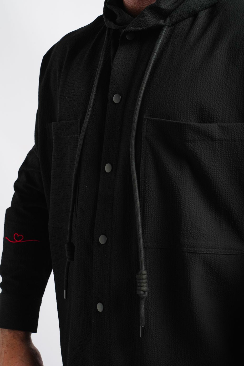 Veste Noire à Capuche Sculptée